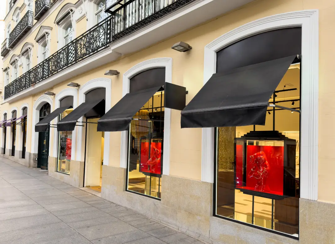 Façade vitrine de magasin en aluminium sur mesure à La Tremblade